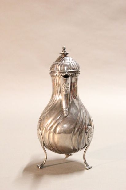 LILLE

Silver pourer with sides decorated...