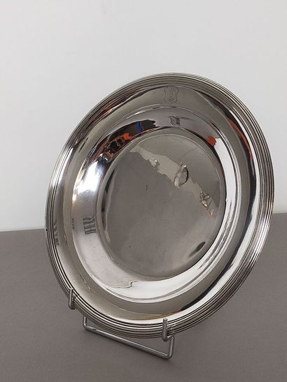 Circular silver dish bordered with nets.

Wing...