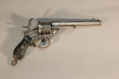 Pistol with pin.

Barrel with 6 shots.

Wooden...