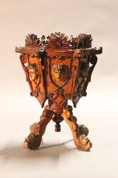 Curious carved wooden cup.

Full decoration...