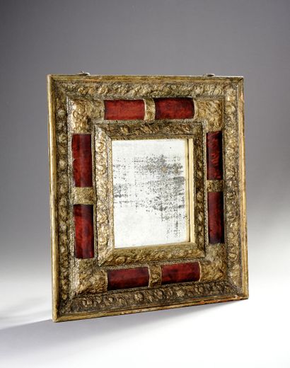 Mirror in red scales and gilded copper.

Decorated...