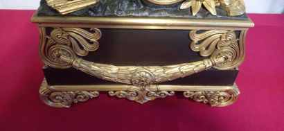 Important mantelpiece in bronze with double...