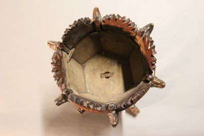 Curious carved wooden cup.

Full decoration...