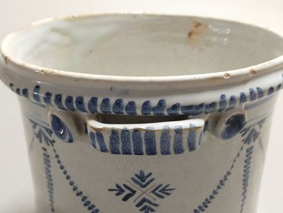 Refreshment stand in blue and white earthenware.

Decorated...