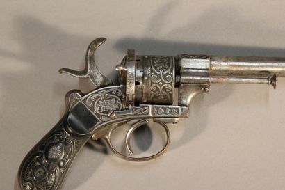 Pistol with pin.

Barrel with 6 shots.

Wooden...