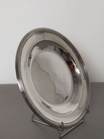 Circular silver dish bordered with nets.

Wing...