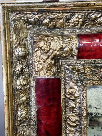 Mirror in red scales and gilded copper.

Decorated...