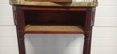 Mahogany and mahogany veneer console of trapezoidal...