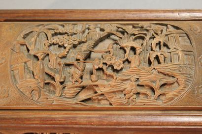 CHINA.

Curious box in natural wood.

Decorated...