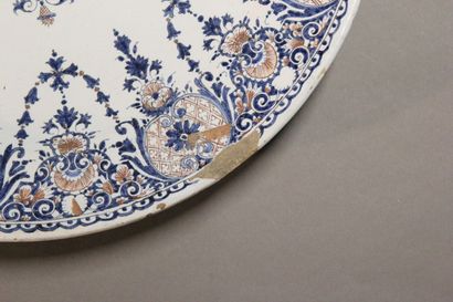 ROUEN

Important dish in polychrome earthenware...