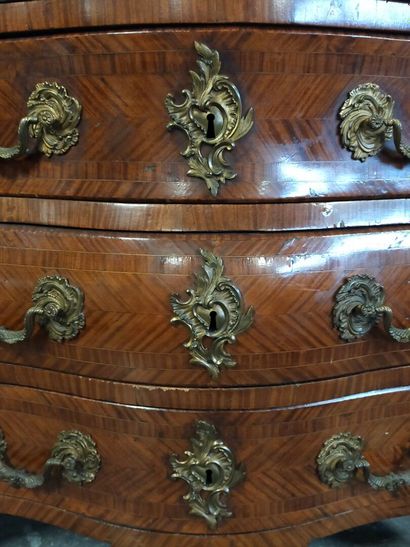 Curved chest of drawers in satin veneer.

Opens...