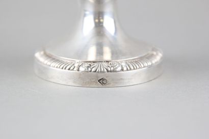 Sauceboat in silver on its polylobed display.

Decorated...
