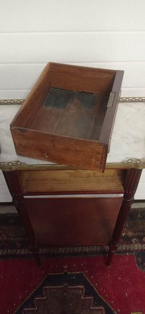 Mahogany and mahogany veneer console of trapezoidal...