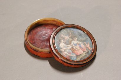 Small circular box in tortoiseshell and burr...
