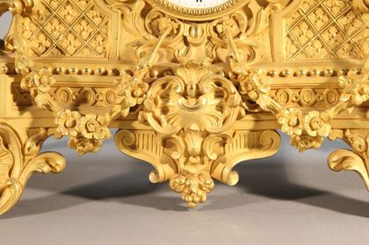 Clock in gilded and chased bronze.

The upper...