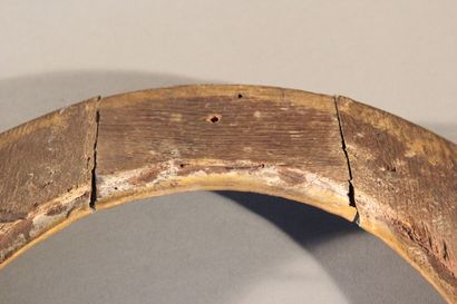Circular view frame in gilded and carved...