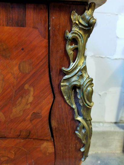 Chest of drawers in veneer curved all sides.

Opens...