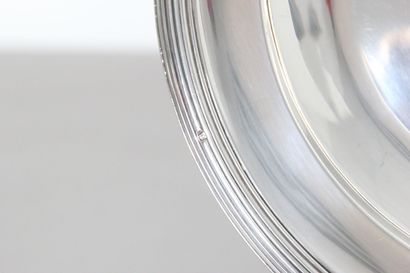 Circular silver dish bordered with nets.

Wing...