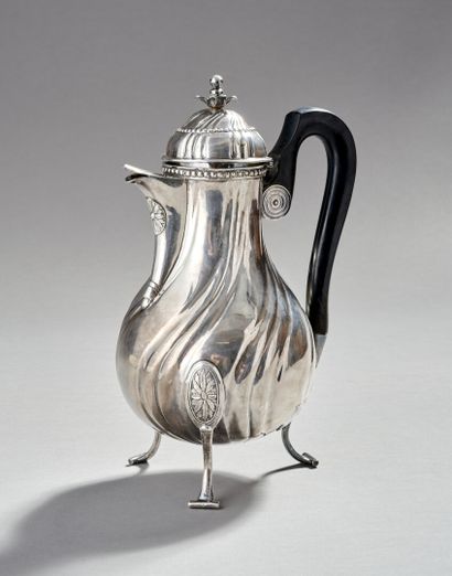 LILLE

Silver pourer with sides decorated...