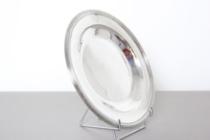 Circular silver dish bordered with nets.

Wing...
