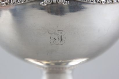 Sauceboat in silver on its polylobed display.

Decorated...