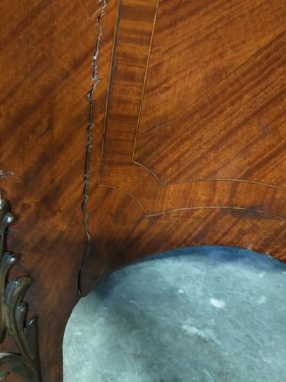 Curved chest of drawers in satin veneer.

Opens...