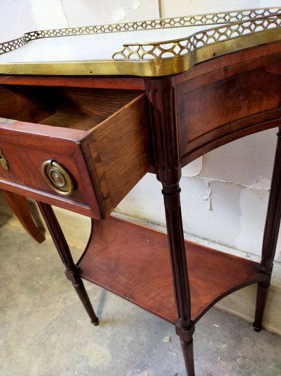 Mahogany and mahogany veneer console of trapezoidal...
