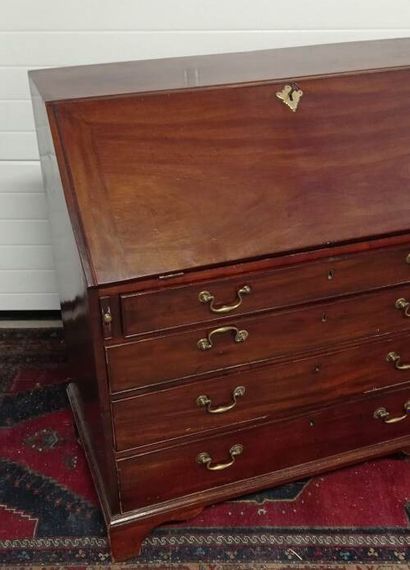 Commode scriban en acajou et placage d'acajou.

La...