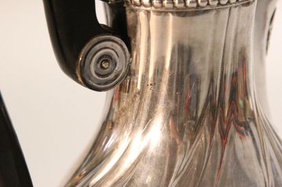 LILLE

Silver pourer with sides decorated...