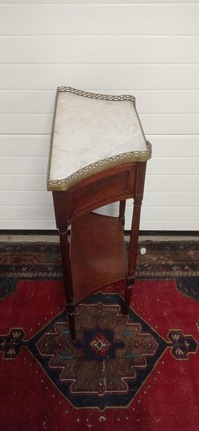 Mahogany and mahogany veneer console of trapezoidal...