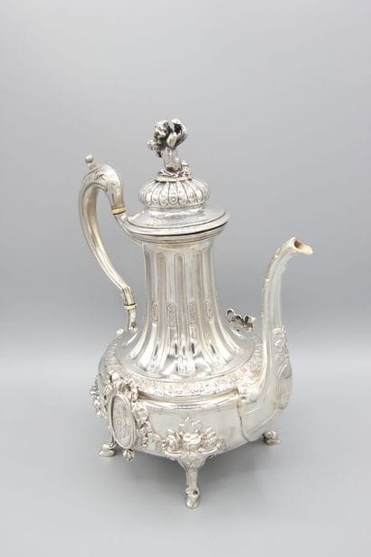 Grande verseuse/cafetière en argent reposant...