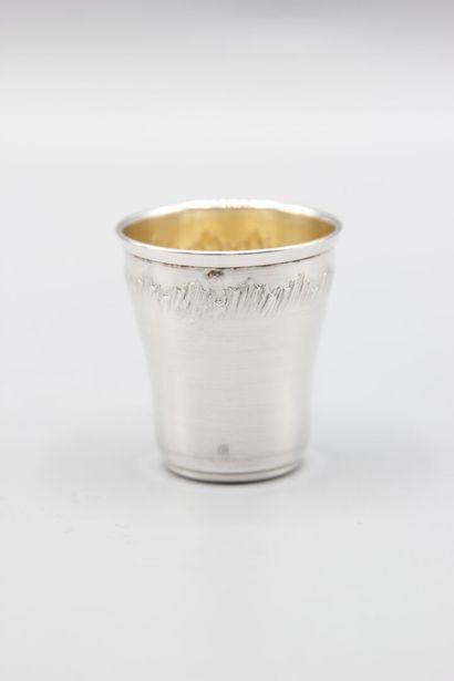 Silver liquor service composed of 12 curved...