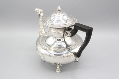 Théière en argent de style Empire reposant...