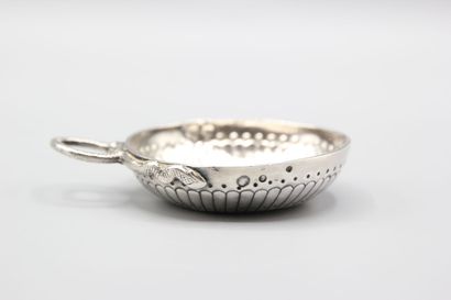 PARIS 1756-62.
Taste-Vin en argent de modèle...
