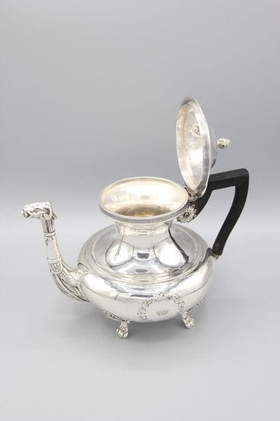 Théière en argent de style Empire reposant...