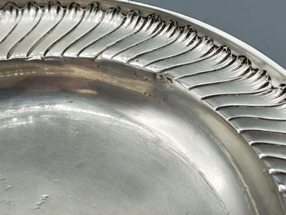 Assiette à bouillie en argent présentée dans...