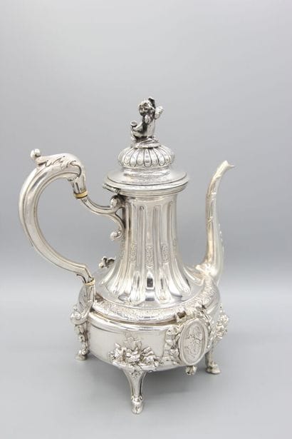 Grande verseuse/cafetière en argent reposant...