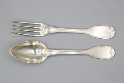 12 couverts en argent, modèle filet-contour....