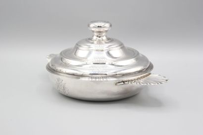 BESANÇON 1745.
Écuelle couvercle en argent...
