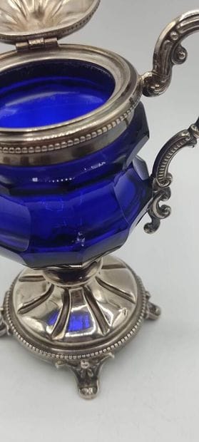Covered sugar bowl in silver and blue glass....