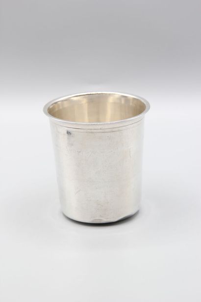 Timbale droite en argent.
Col souligné de...