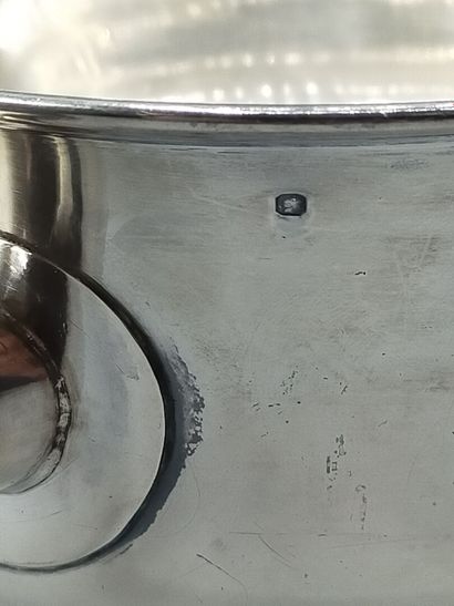 Casserole en argent. 
Manche en bois noirci...