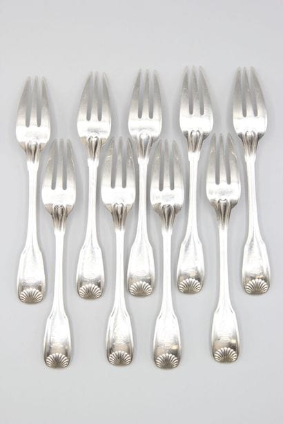 Silver cake service of model nets shells....