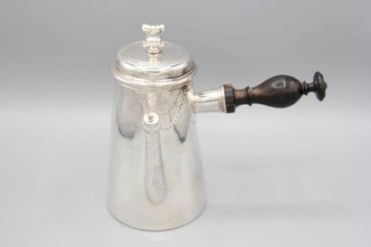 PARIS 1763
Rare verseuse en argent de forme...