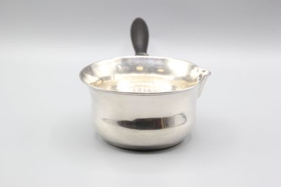 Casserole en argent. 
Manche en bois noirci...