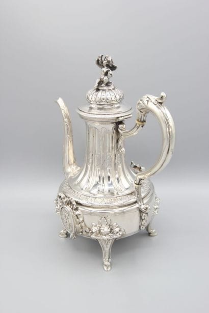 Grande verseuse/cafetière en argent reposant...