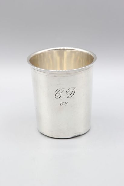 Timbale droite en argent de pensionnaire.
Chiffrée...