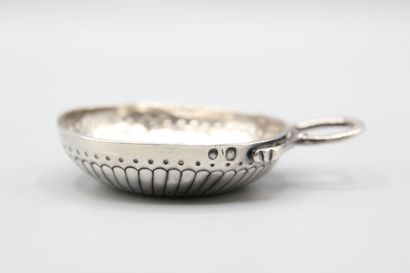 PARIS 1756-62.
Taste-Vin en argent de modèle...