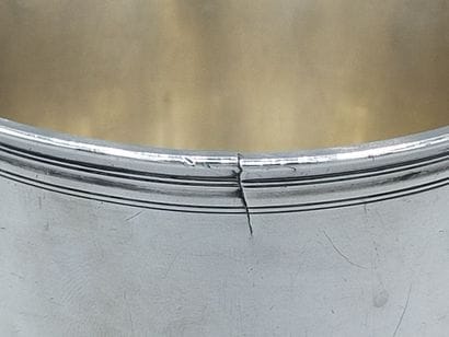 Grande timbale droite en argent.
Fond plat.
Cartouche...
