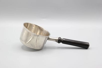 Petite casserole en argent, manche en bois...